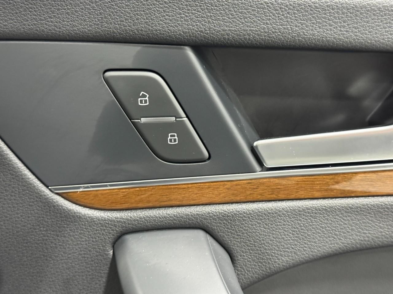 Audi Q5 Vehicle Full-screen Gallery Image 22