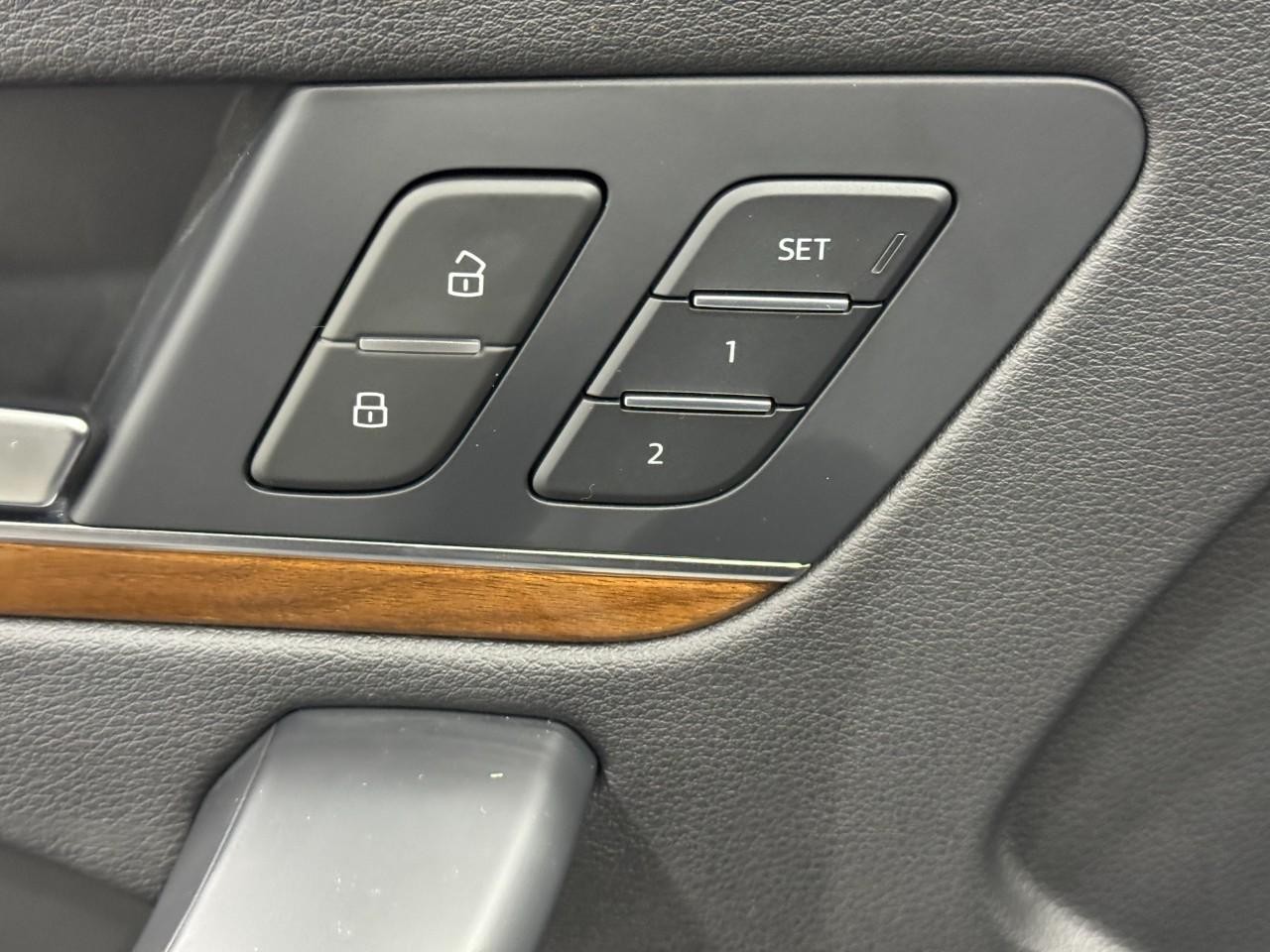 Audi Q5 Vehicle Full-screen Gallery Image 24