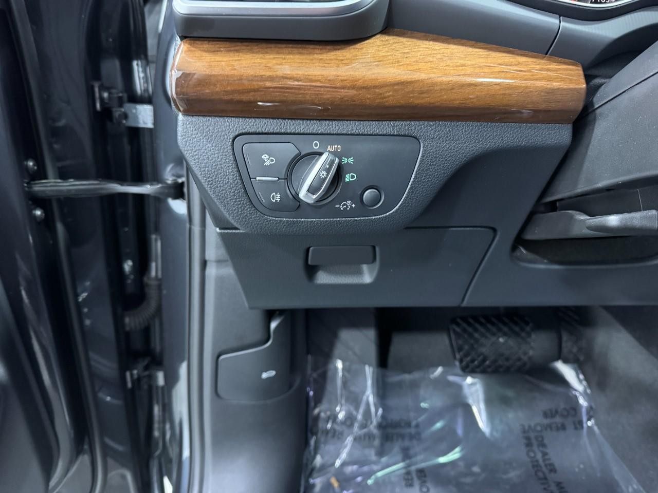 Audi Q5 Vehicle Full-screen Gallery Image 30