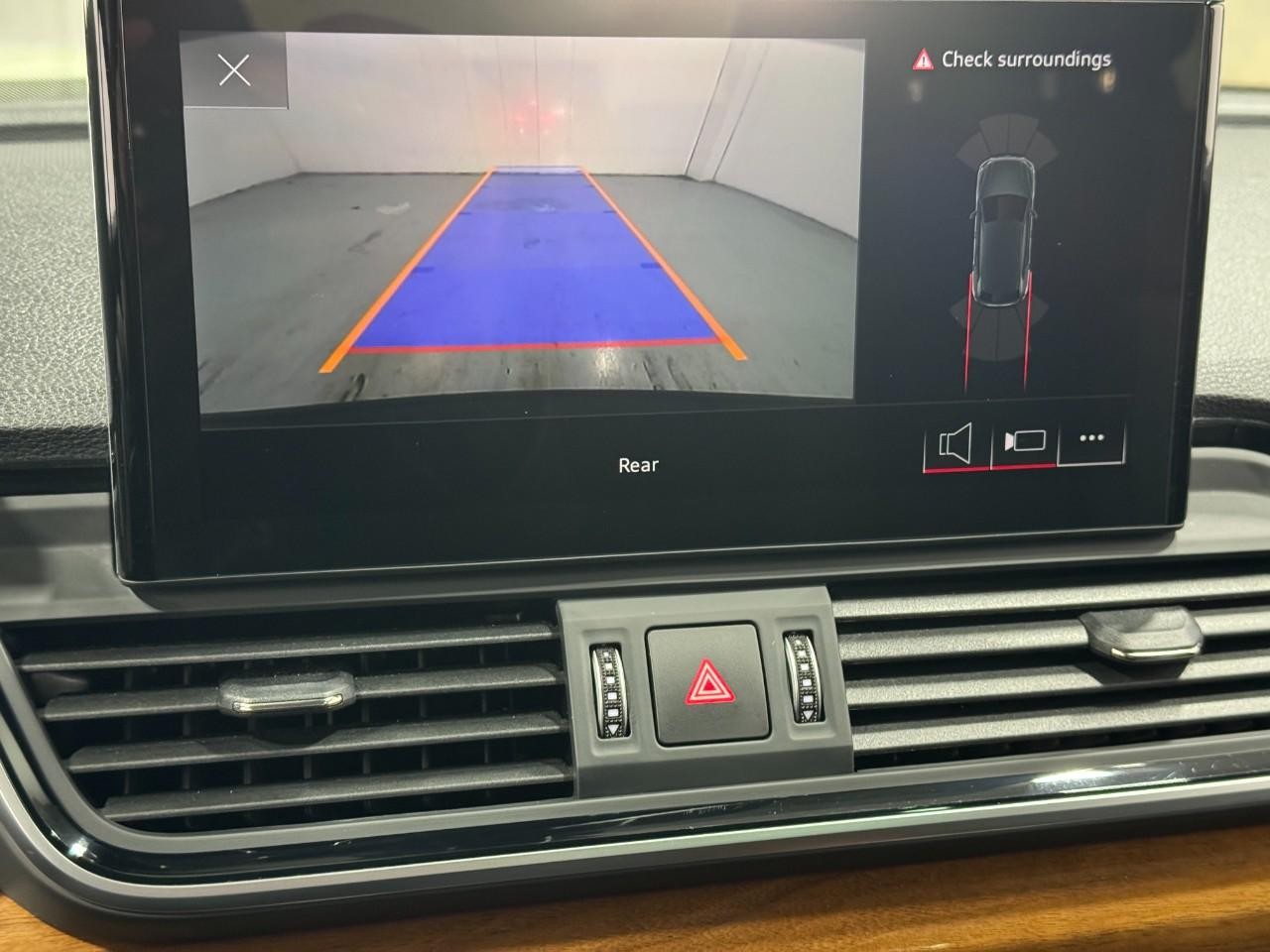 Audi Q5 Vehicle Full-screen Gallery Image 35