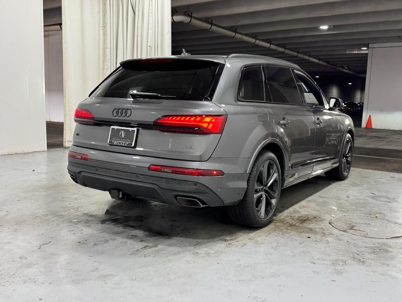 Audi Q7 Vehicle Full-screen Gallery Image 4