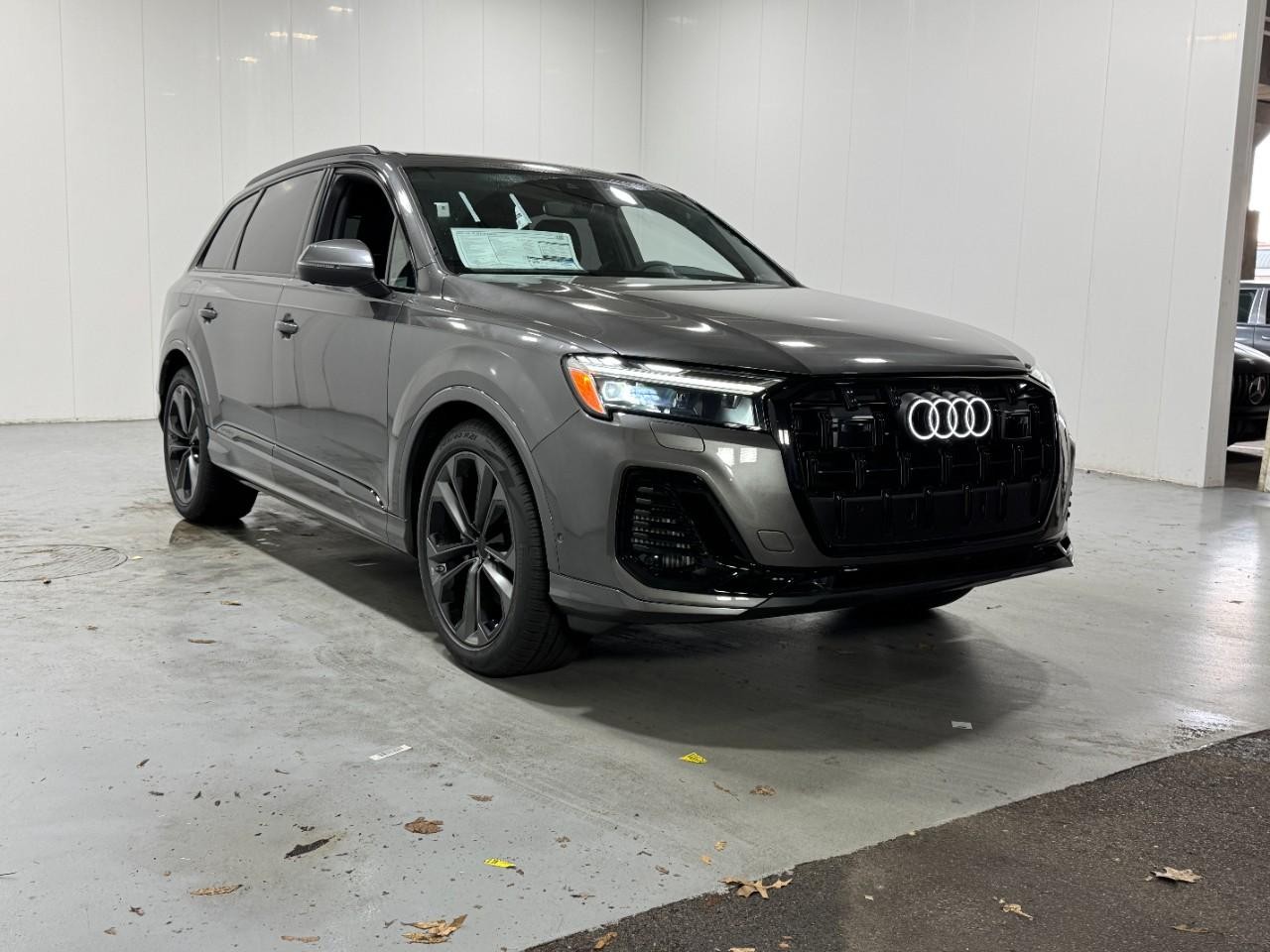 Audi Q7 Vehicle Full-screen Gallery Image 6