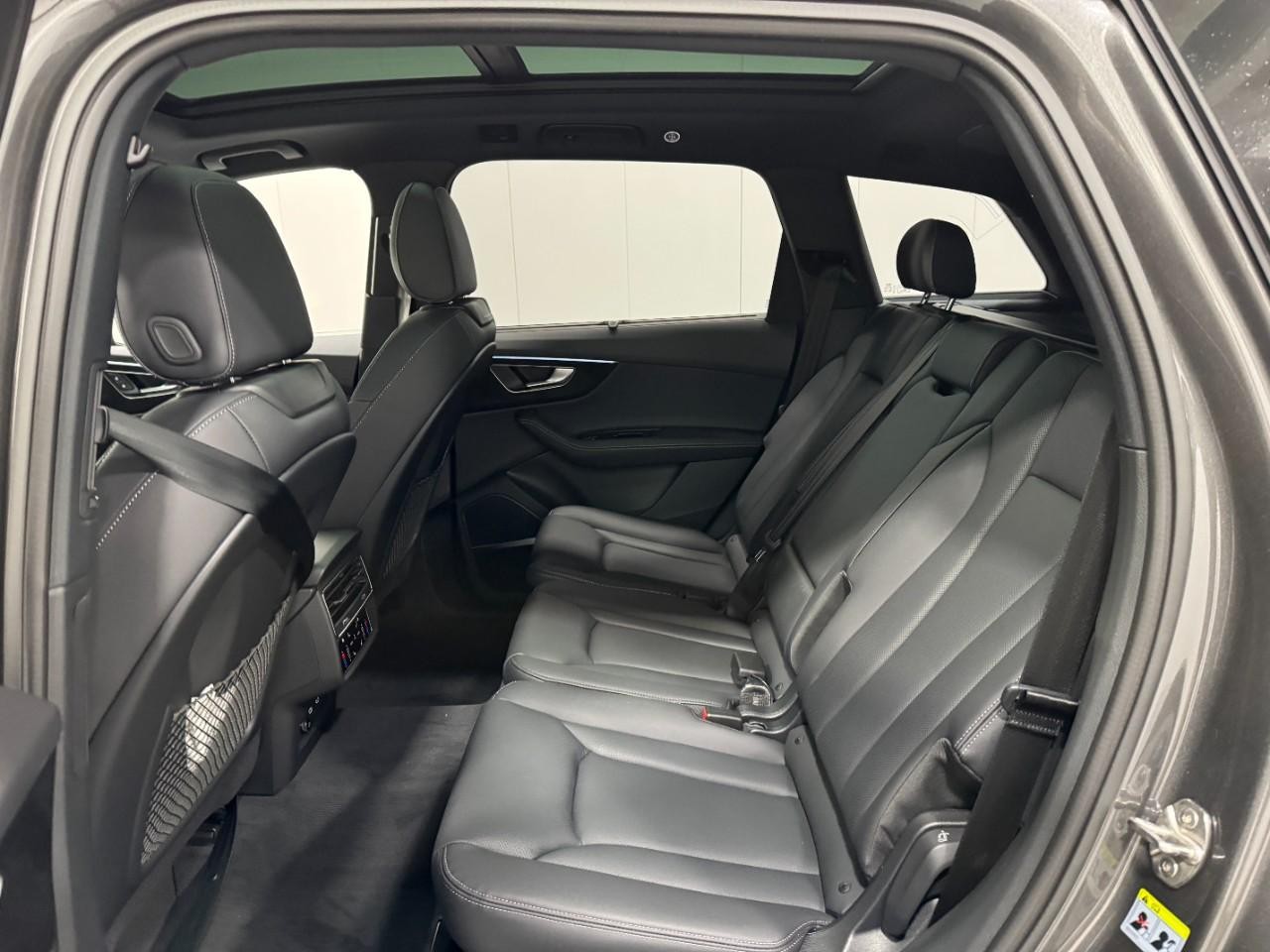 Audi Q7 Vehicle Full-screen Gallery Image 8