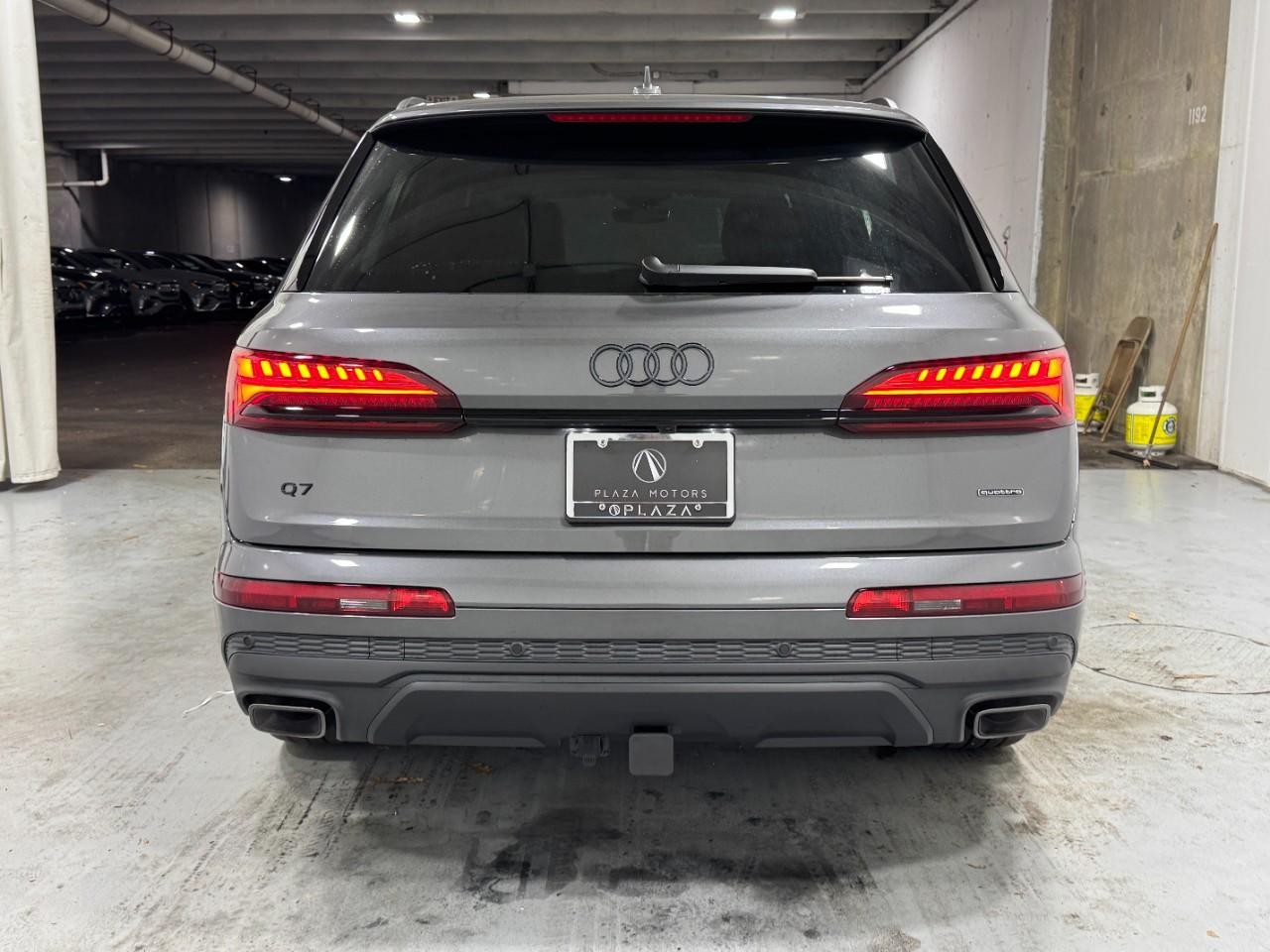 Audi Q7 Vehicle Full-screen Gallery Image 9