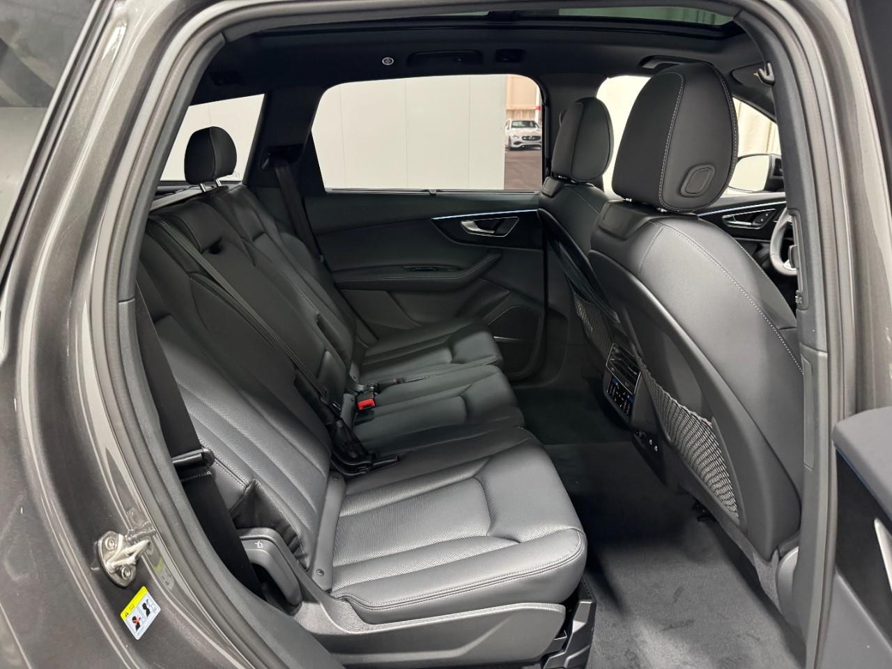 Audi Q7 Vehicle Full-screen Gallery Image 10