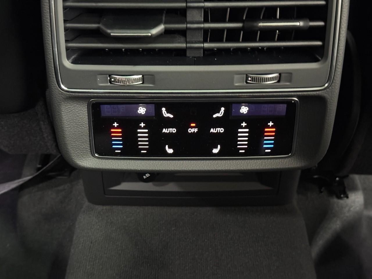 Audi Q7 Vehicle Full-screen Gallery Image 11