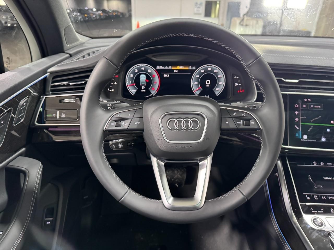 Audi Q7 Vehicle Full-screen Gallery Image 14