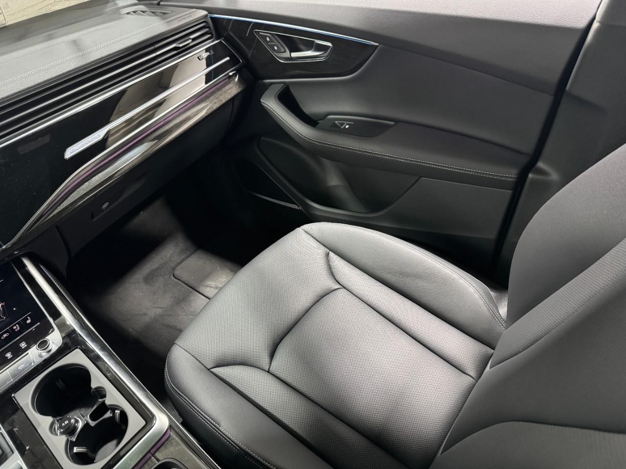 Audi Q7 Vehicle Full-screen Gallery Image 18