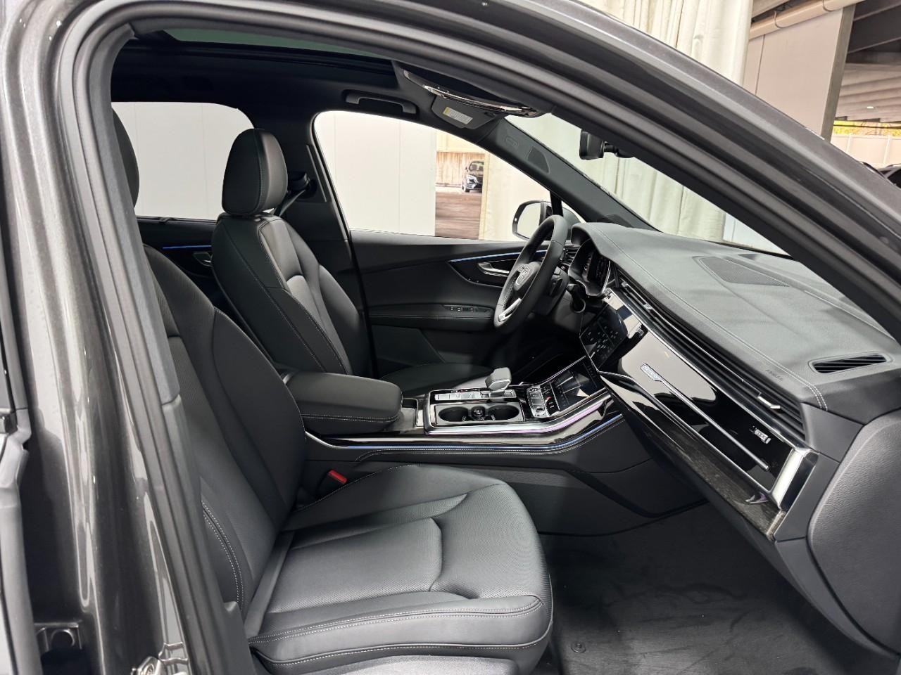 Audi Q7 Vehicle Full-screen Gallery Image 19