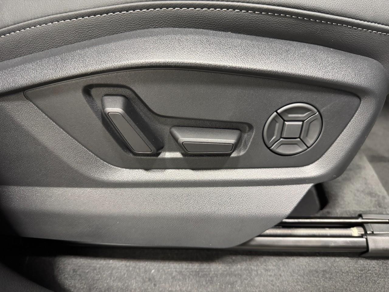 Audi Q7 Vehicle Full-screen Gallery Image 21