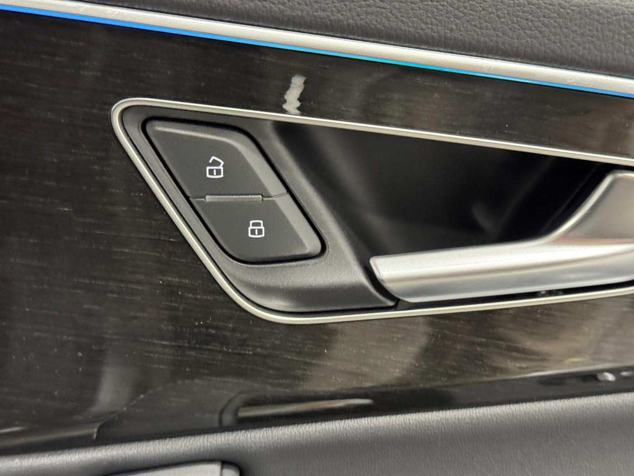 Audi Q7 Vehicle Full-screen Gallery Image 22