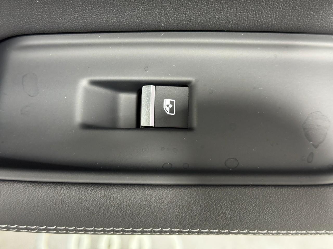 Audi Q7 Vehicle Full-screen Gallery Image 23