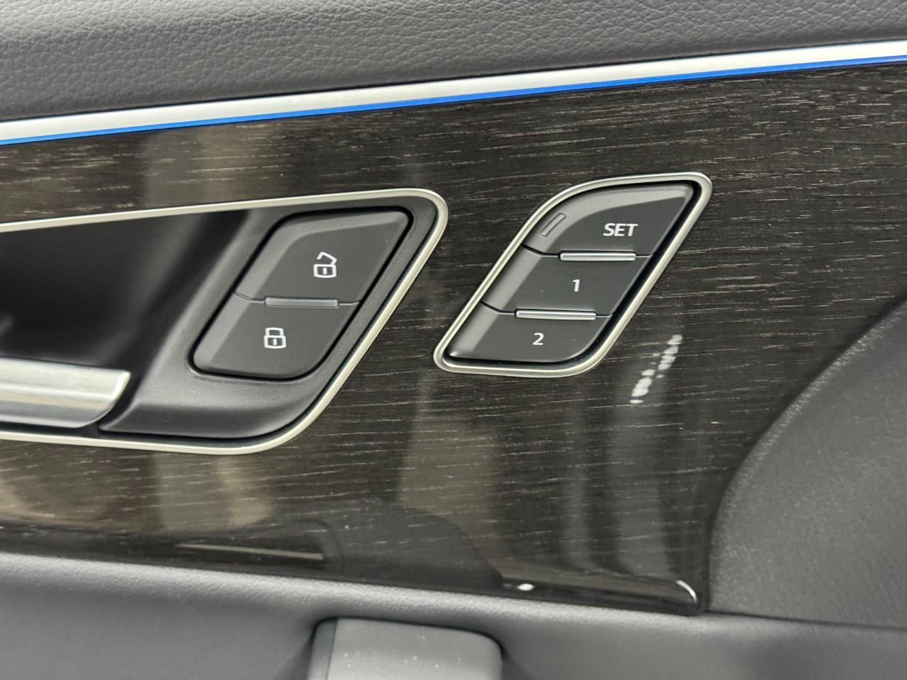 Audi Q7 Vehicle Full-screen Gallery Image 24