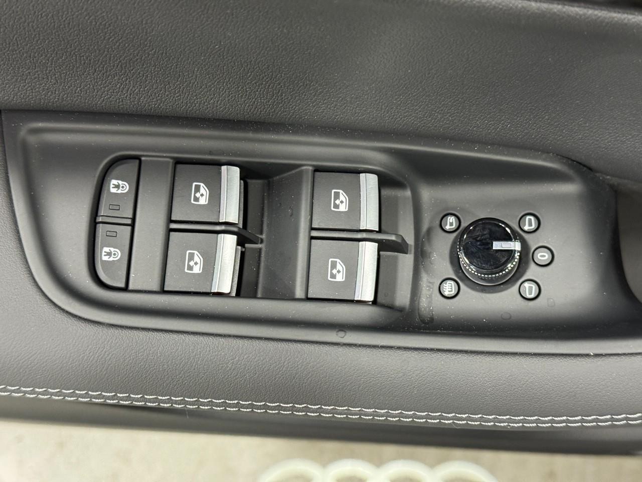 Audi Q7 Vehicle Full-screen Gallery Image 25