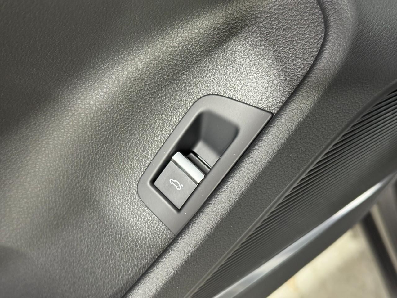 Audi Q7 Vehicle Full-screen Gallery Image 26