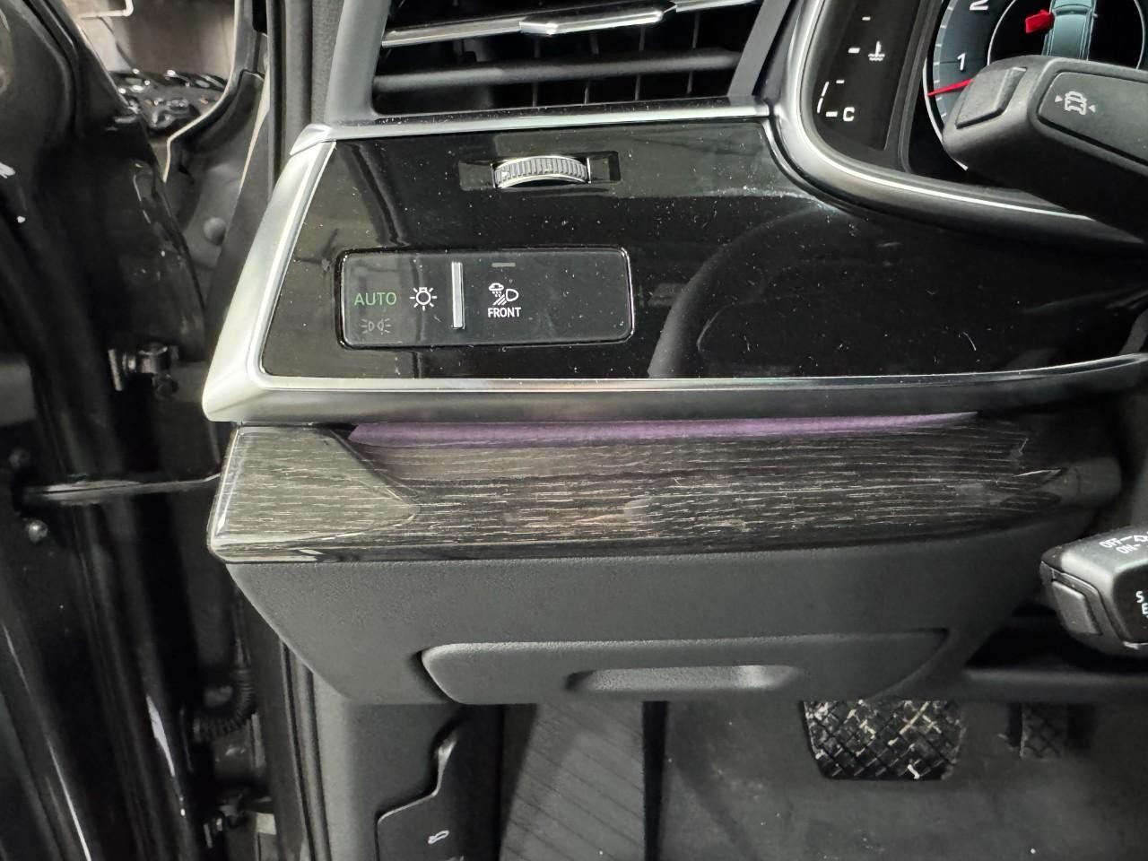 Audi Q7 Vehicle Full-screen Gallery Image 31