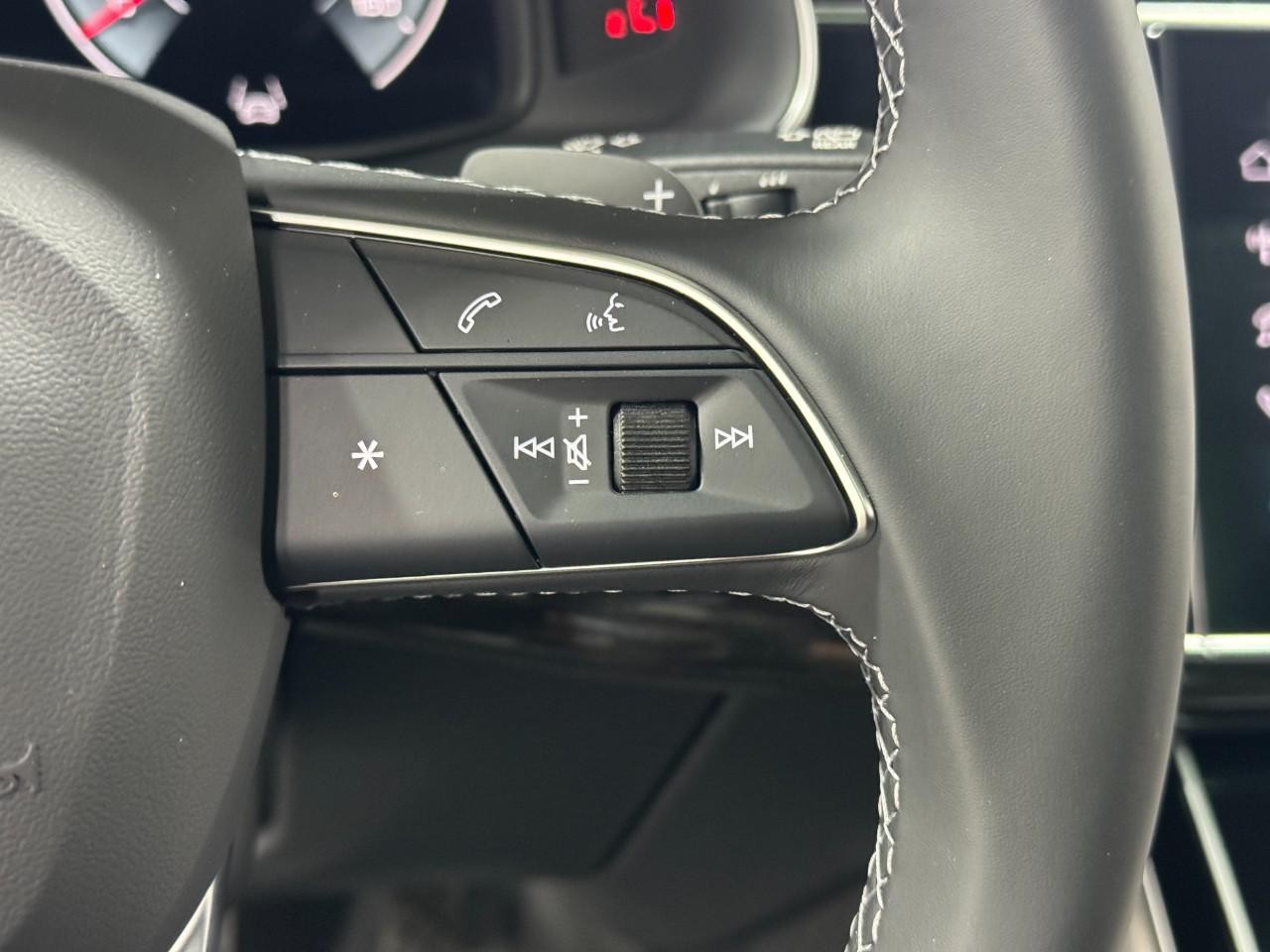 Audi Q7 Vehicle Full-screen Gallery Image 34