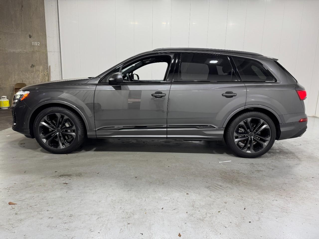 Audi Q7 Vehicle Full-screen Gallery Image 2