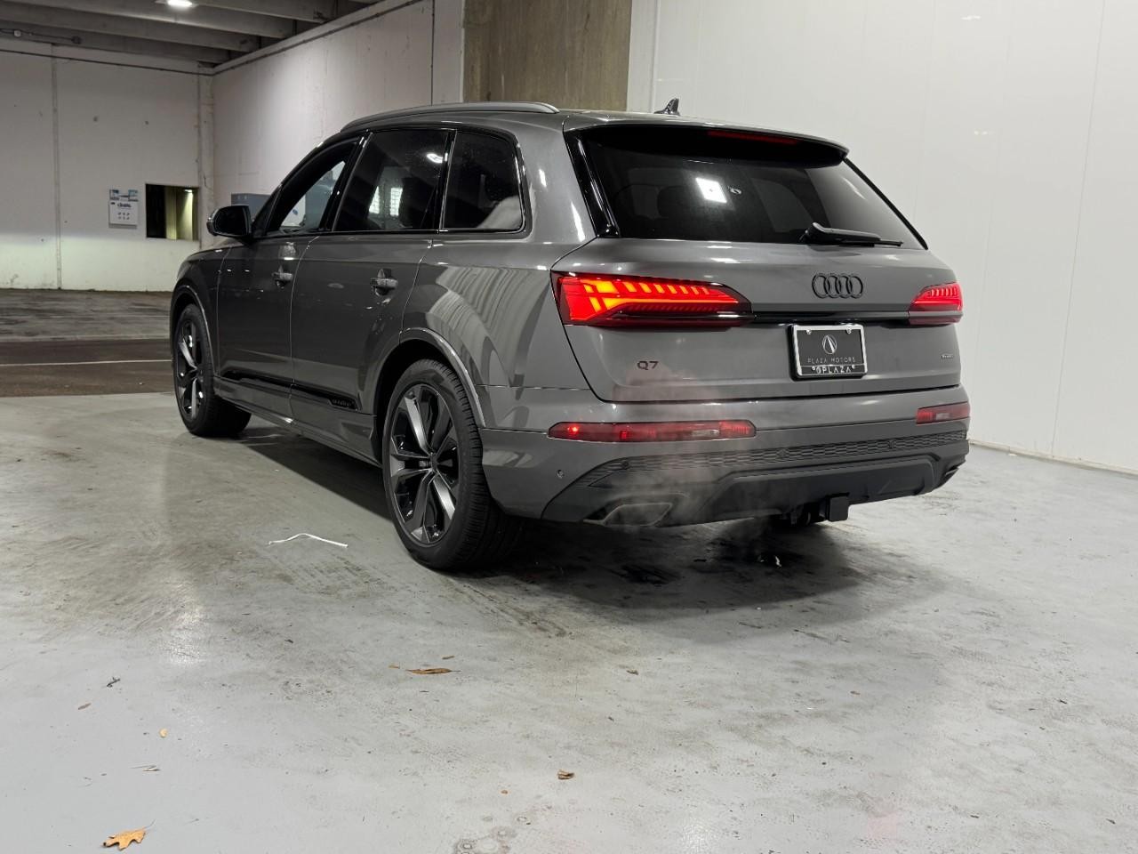 Audi Q7 Vehicle Full-screen Gallery Image 3