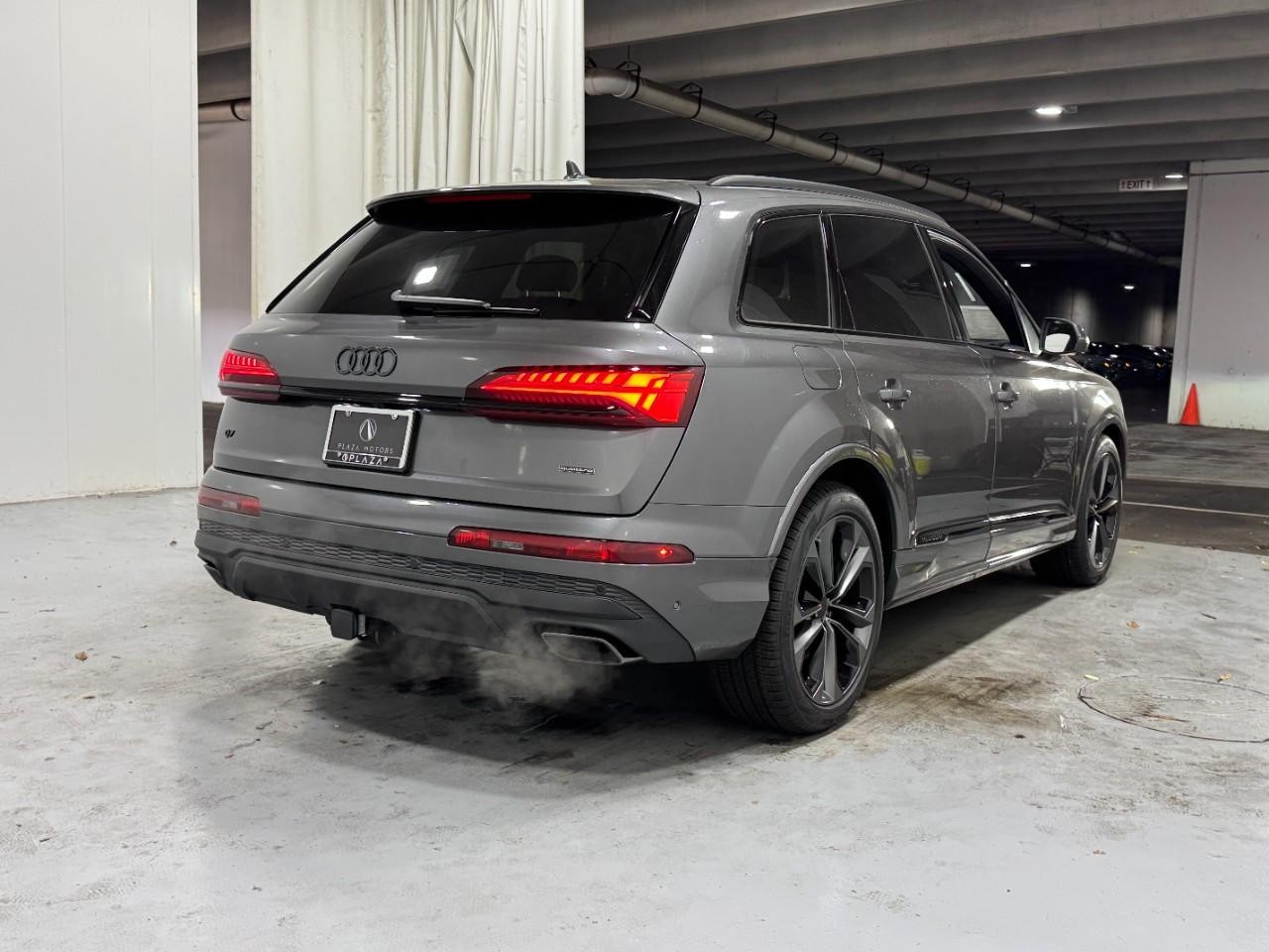 Audi Q7 Vehicle Full-screen Gallery Image 4