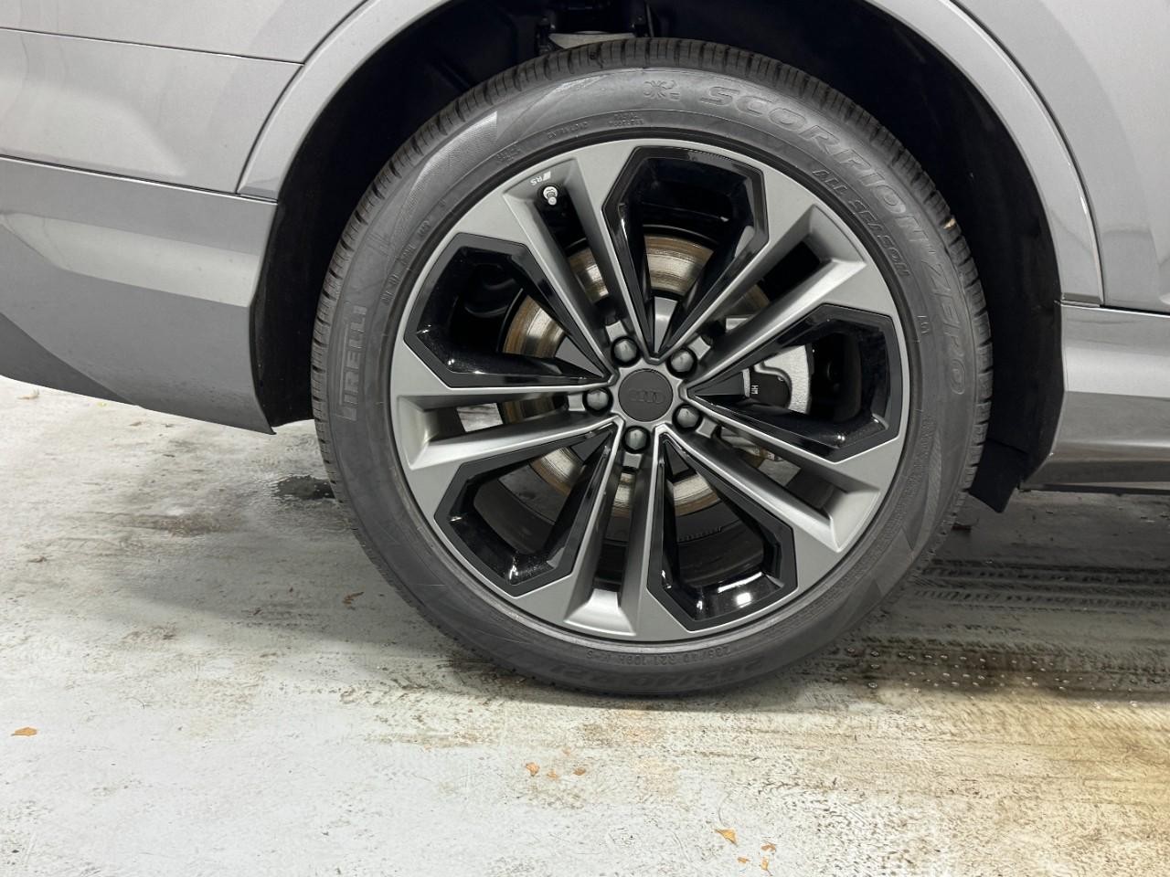 Audi Q7 Vehicle Full-screen Gallery Image 5