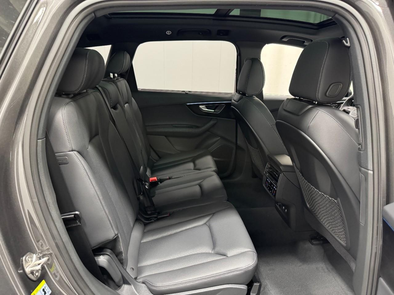 Audi Q7 Vehicle Full-screen Gallery Image 10