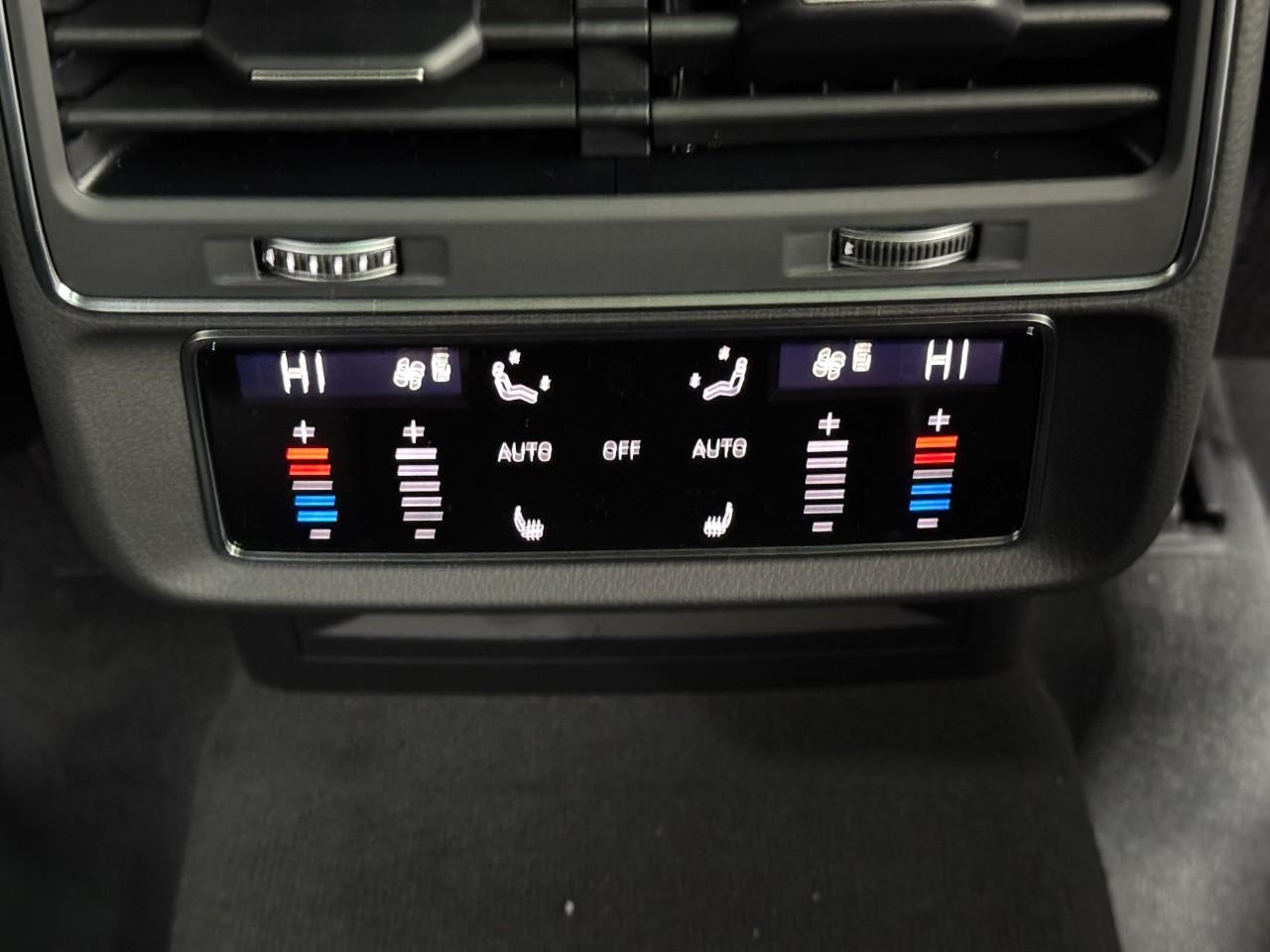 Audi Q7 Vehicle Full-screen Gallery Image 11