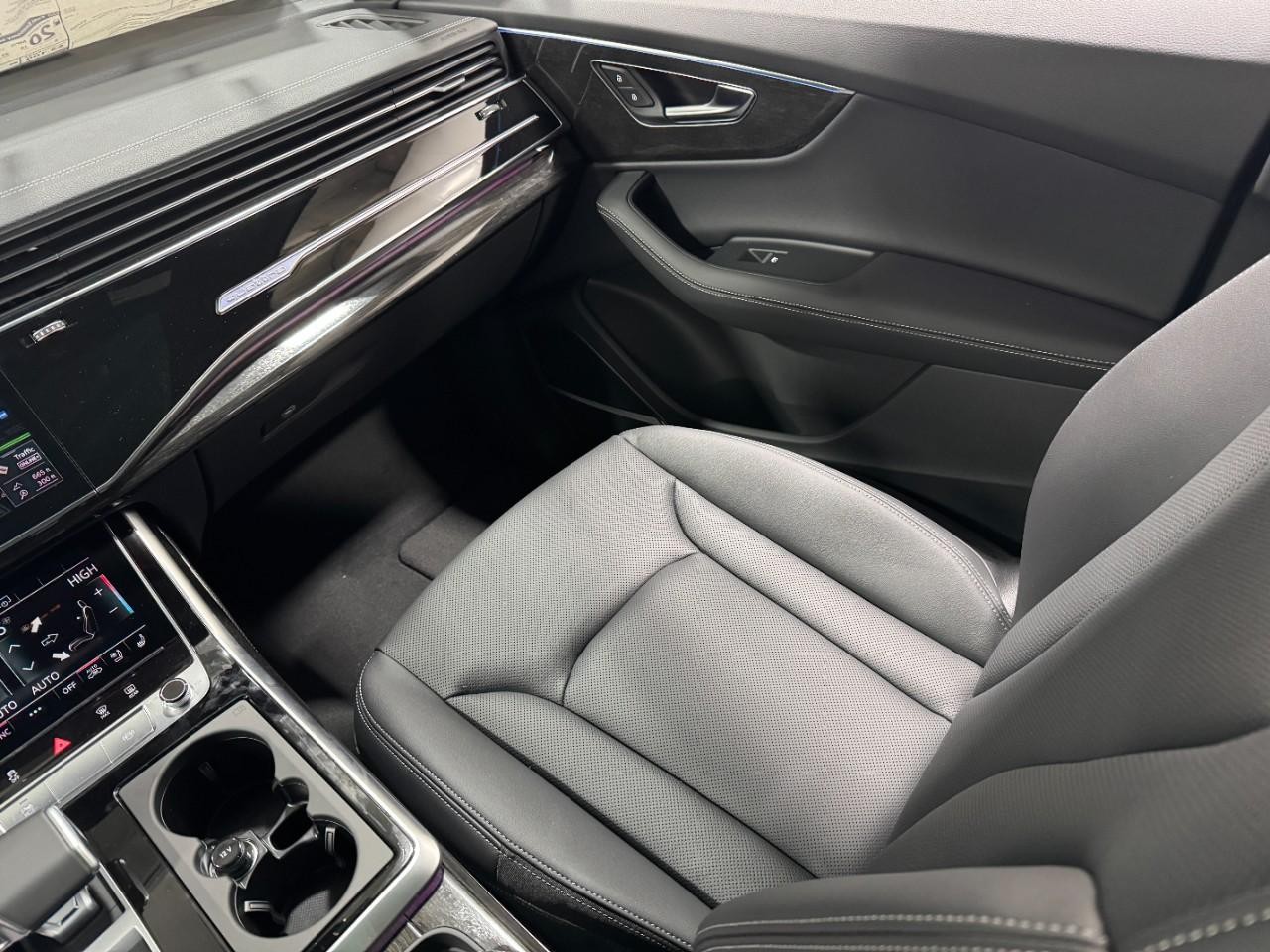 Audi Q7 Vehicle Full-screen Gallery Image 18