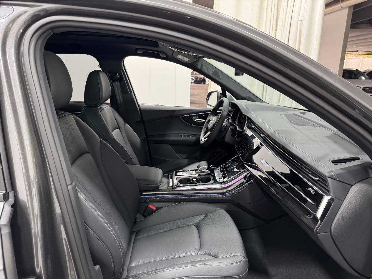 Audi Q7 Vehicle Full-screen Gallery Image 19