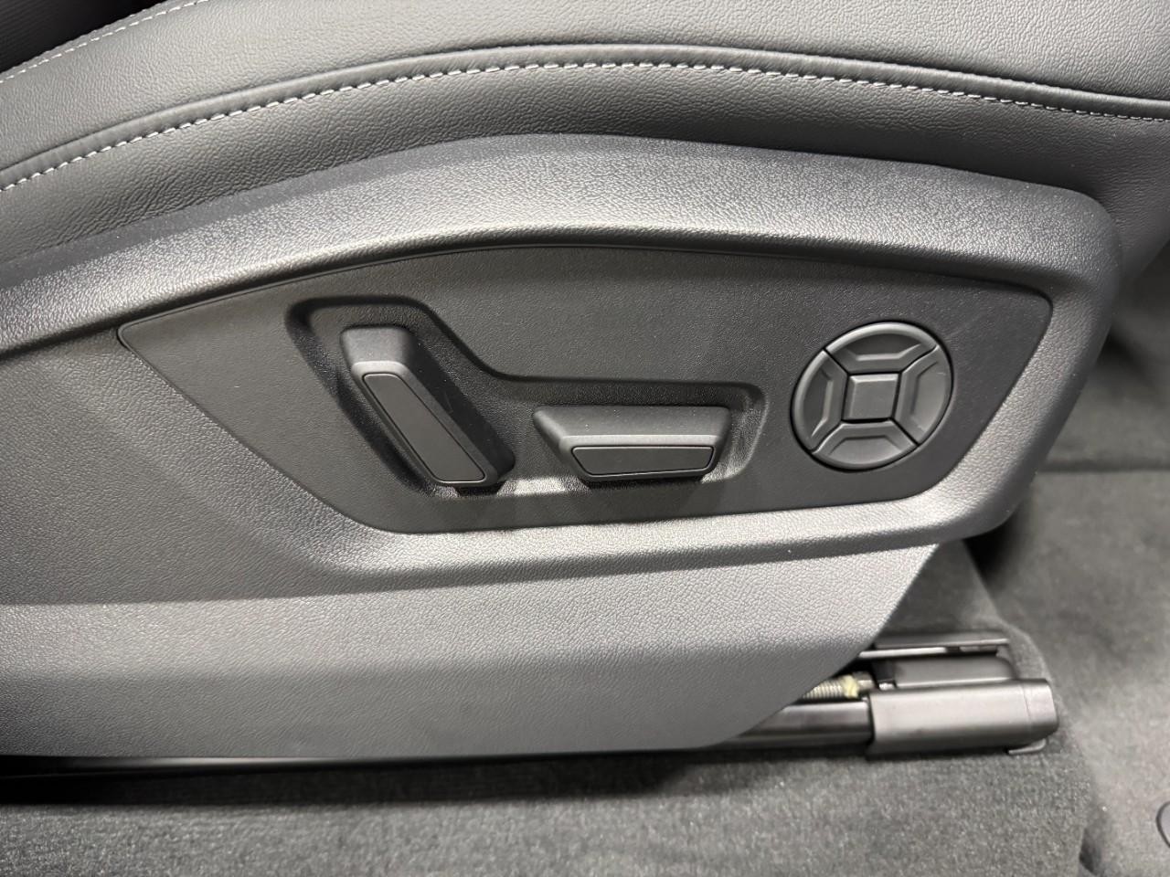 Audi Q7 Vehicle Full-screen Gallery Image 21