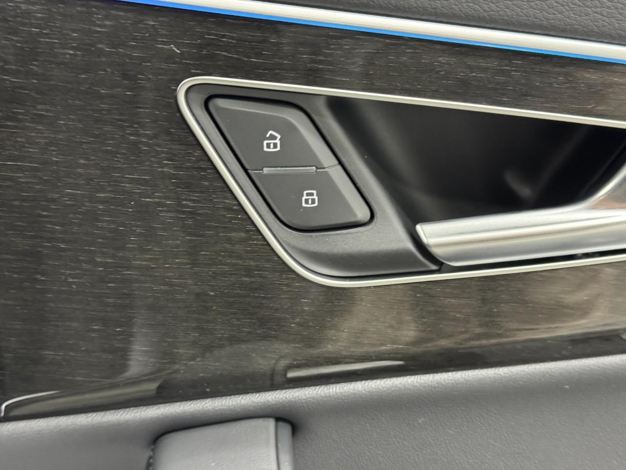 Audi Q7 Vehicle Full-screen Gallery Image 22