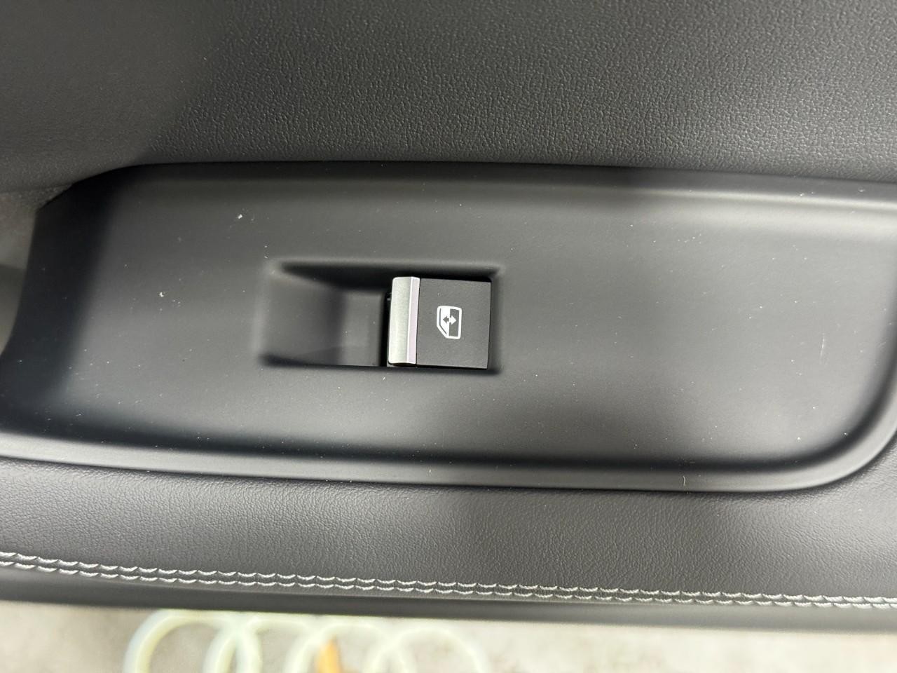 Audi Q7 Vehicle Full-screen Gallery Image 23