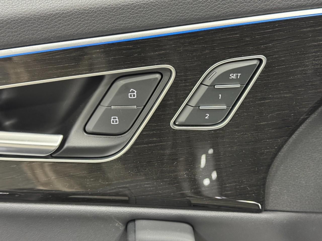 Audi Q7 Vehicle Full-screen Gallery Image 24