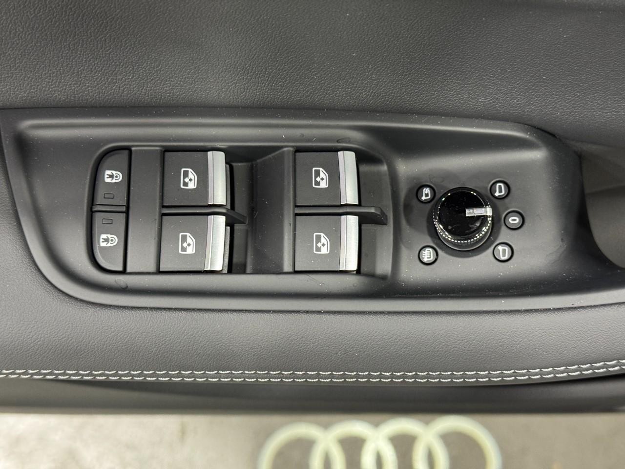 Audi Q7 Vehicle Full-screen Gallery Image 25