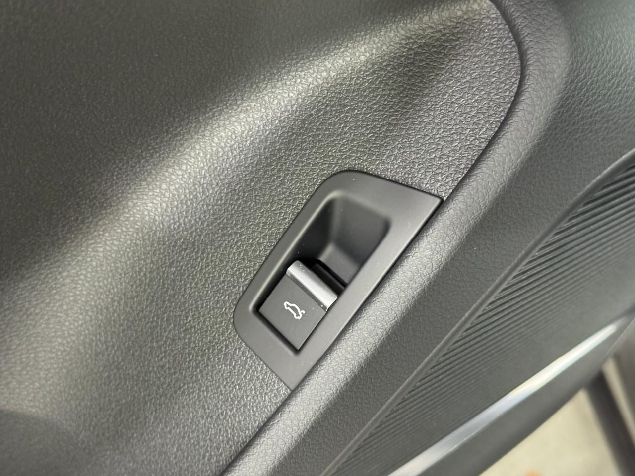 Audi Q7 Vehicle Full-screen Gallery Image 26