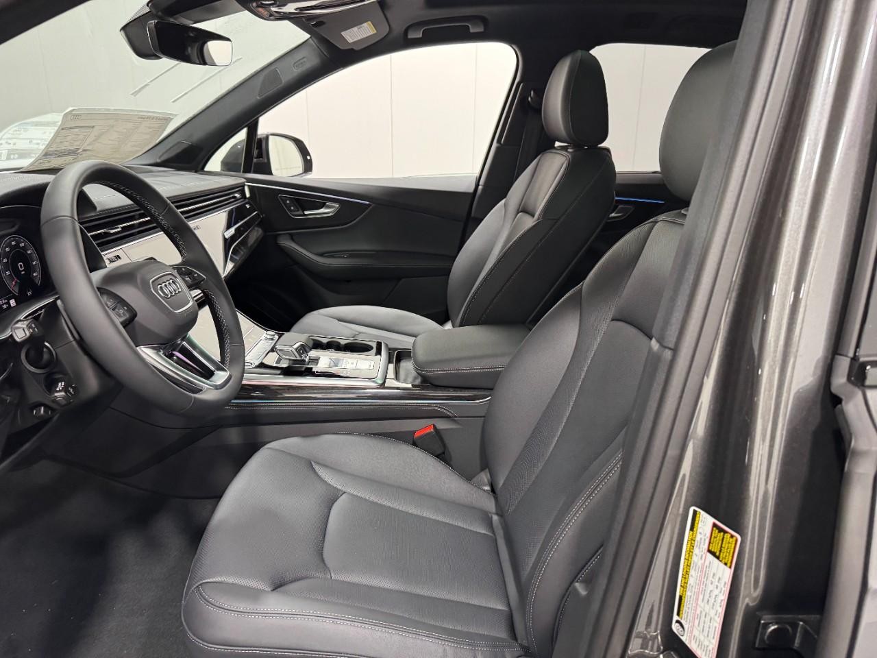 Audi Q7 Vehicle Full-screen Gallery Image 28