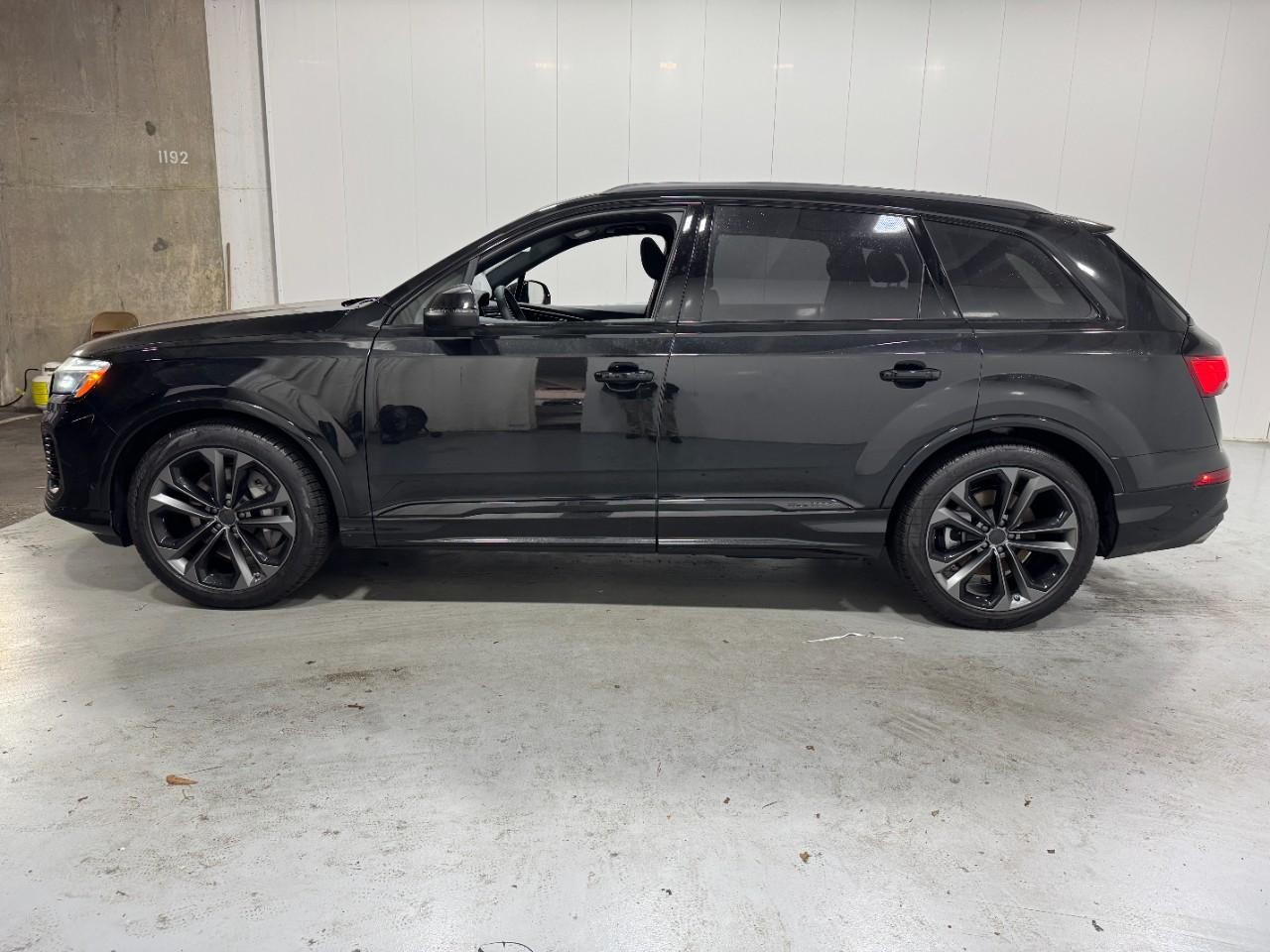 Audi Q7 Vehicle Full-screen Gallery Image 2