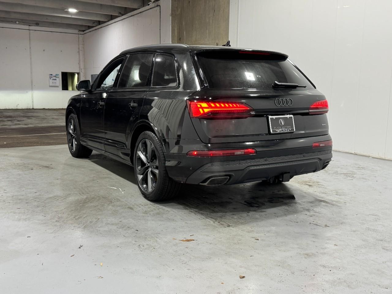 Audi Q7 Vehicle Full-screen Gallery Image 3