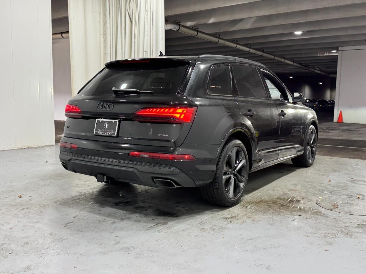 Audi Q7 Vehicle Full-screen Gallery Image 4