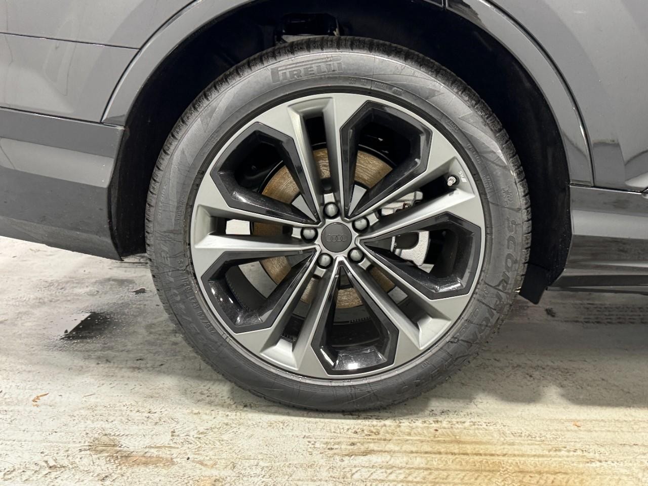 Audi Q7 Vehicle Full-screen Gallery Image 5