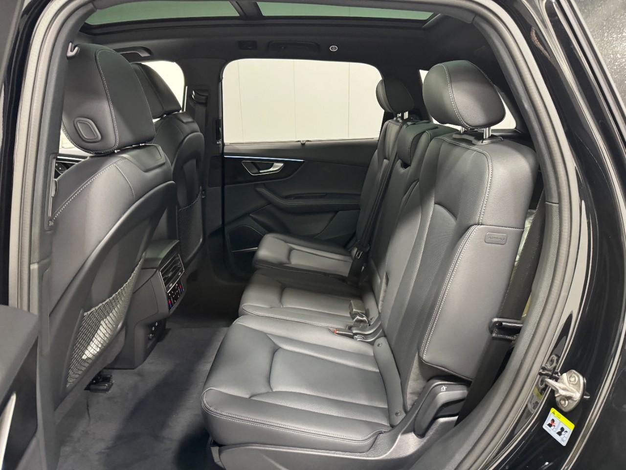 Audi Q7 Vehicle Full-screen Gallery Image 8