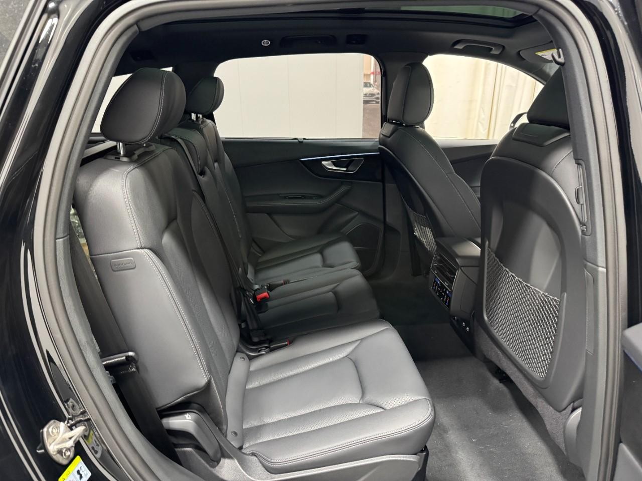 Audi Q7 Vehicle Full-screen Gallery Image 10