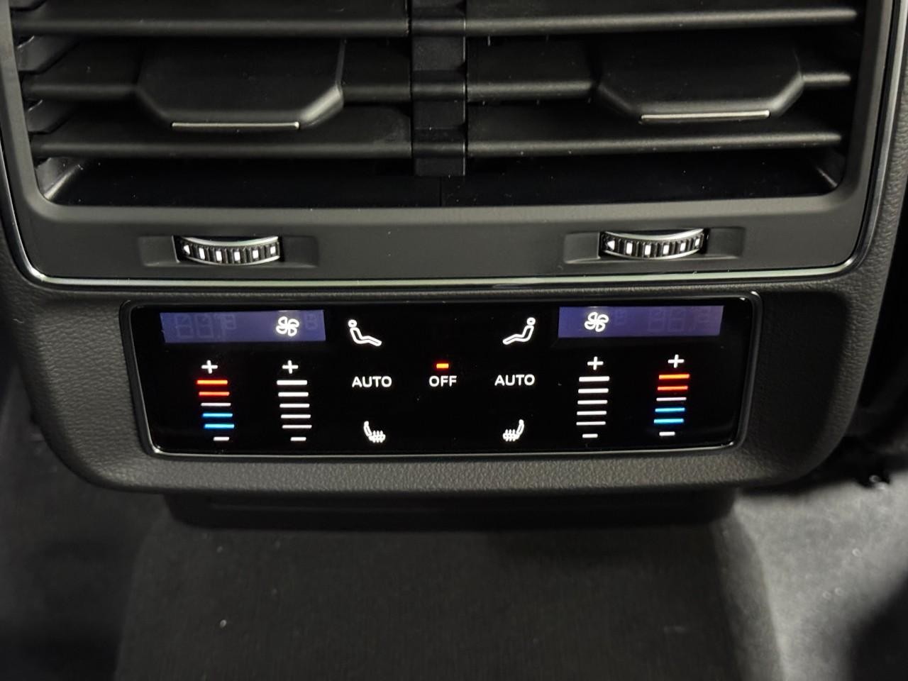 Audi Q7 Vehicle Full-screen Gallery Image 11