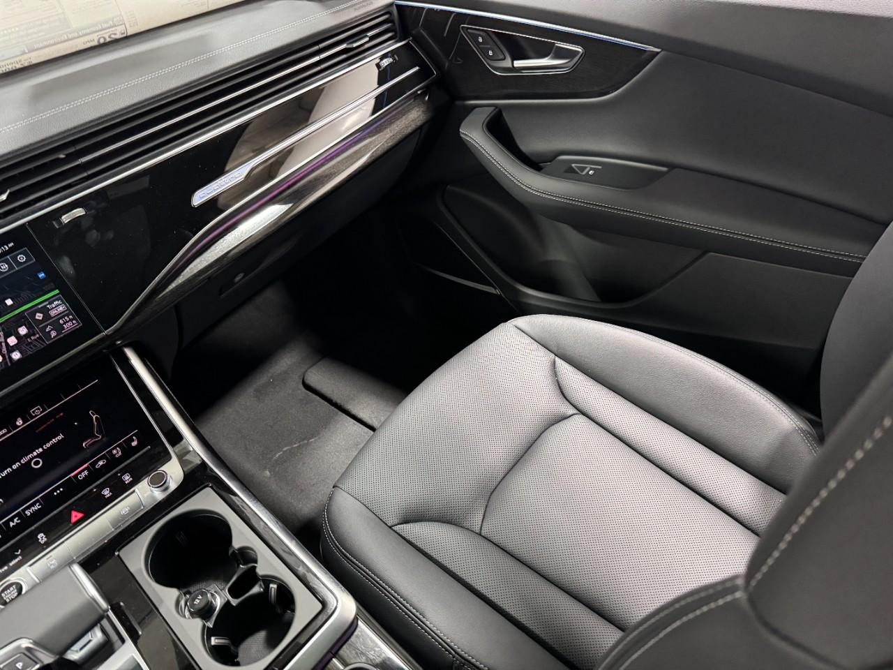 Audi Q7 Vehicle Full-screen Gallery Image 18