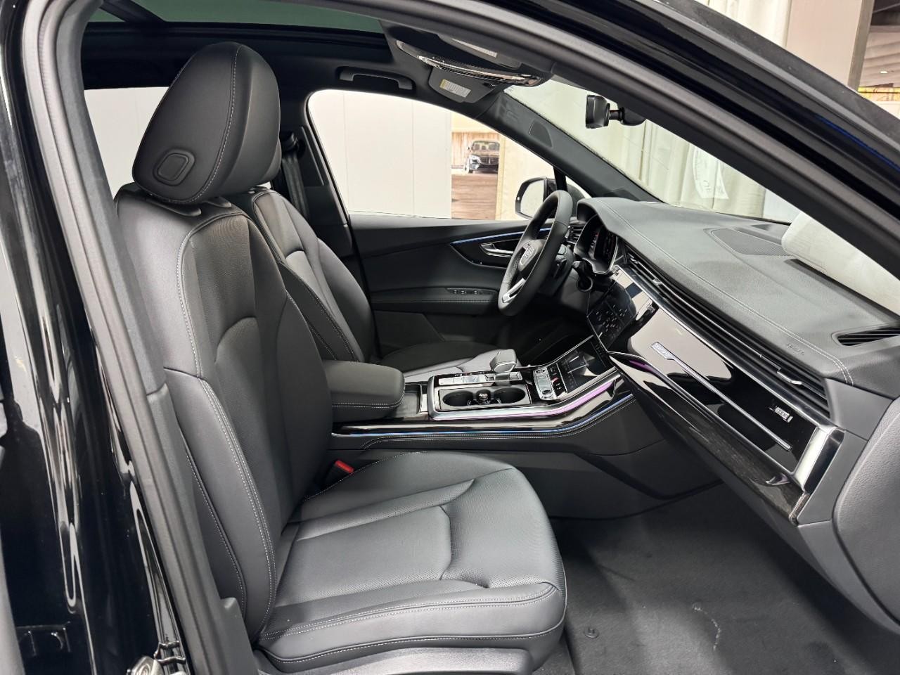 Audi Q7 Vehicle Full-screen Gallery Image 19