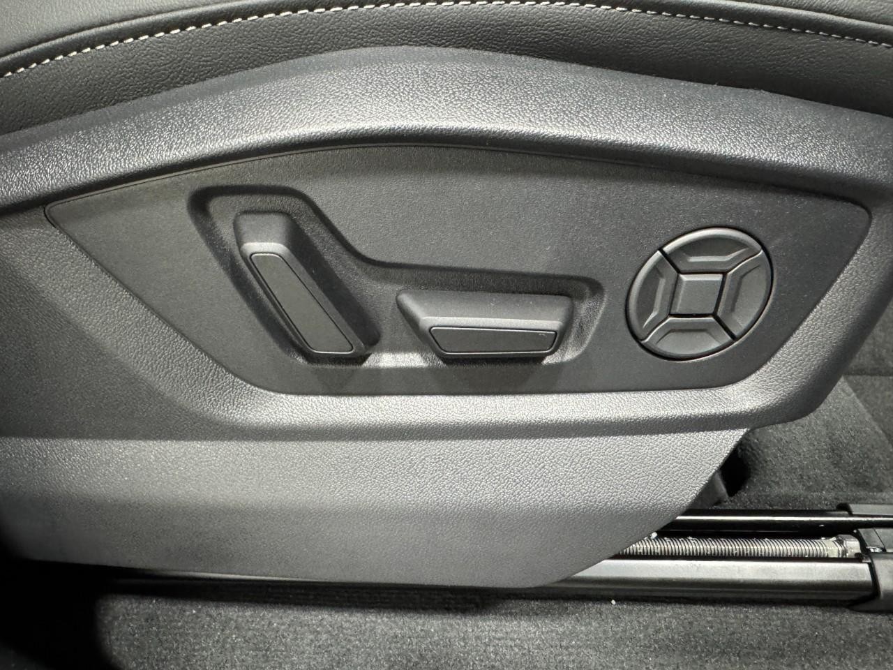 Audi Q7 Vehicle Full-screen Gallery Image 21