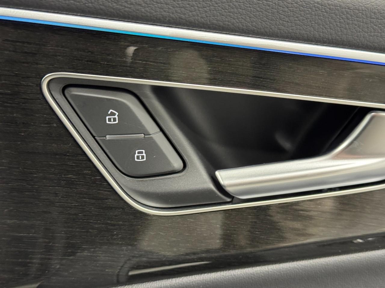 Audi Q7 Vehicle Full-screen Gallery Image 22