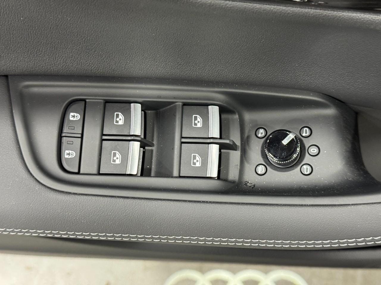 Audi Q7 Vehicle Full-screen Gallery Image 25