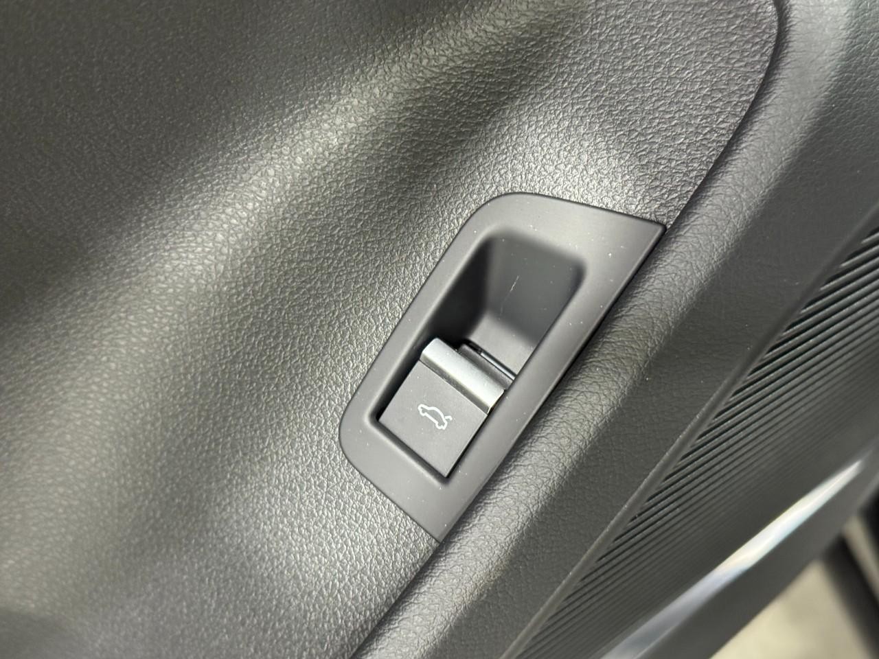 Audi Q7 Vehicle Full-screen Gallery Image 26