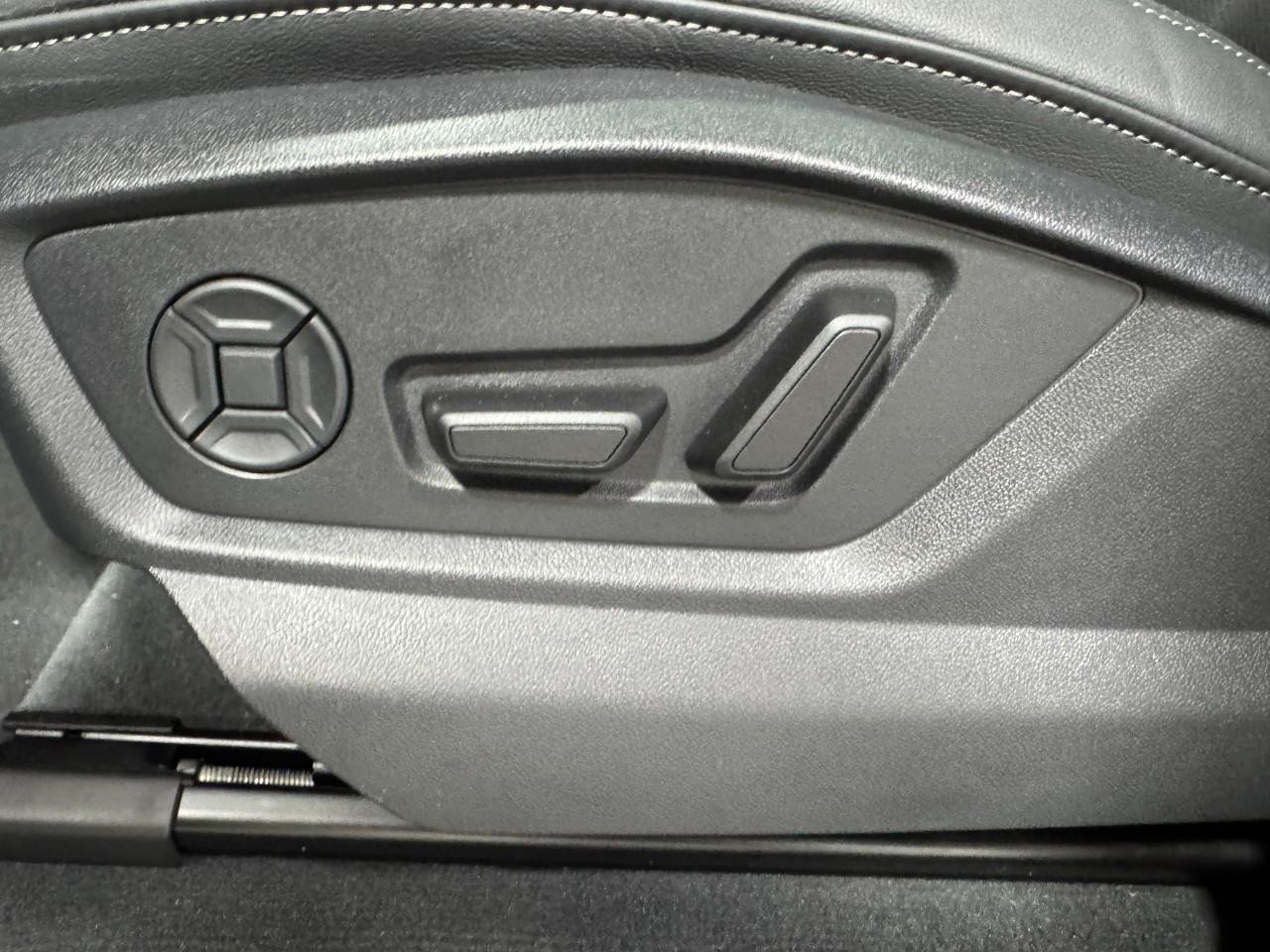 Audi Q7 Vehicle Full-screen Gallery Image 30